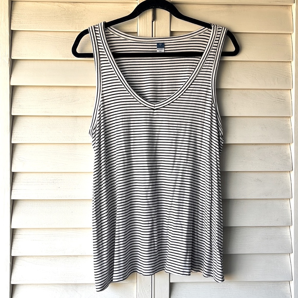 🐟Old Navy Luxe Black & White Stripped Tank🐟
